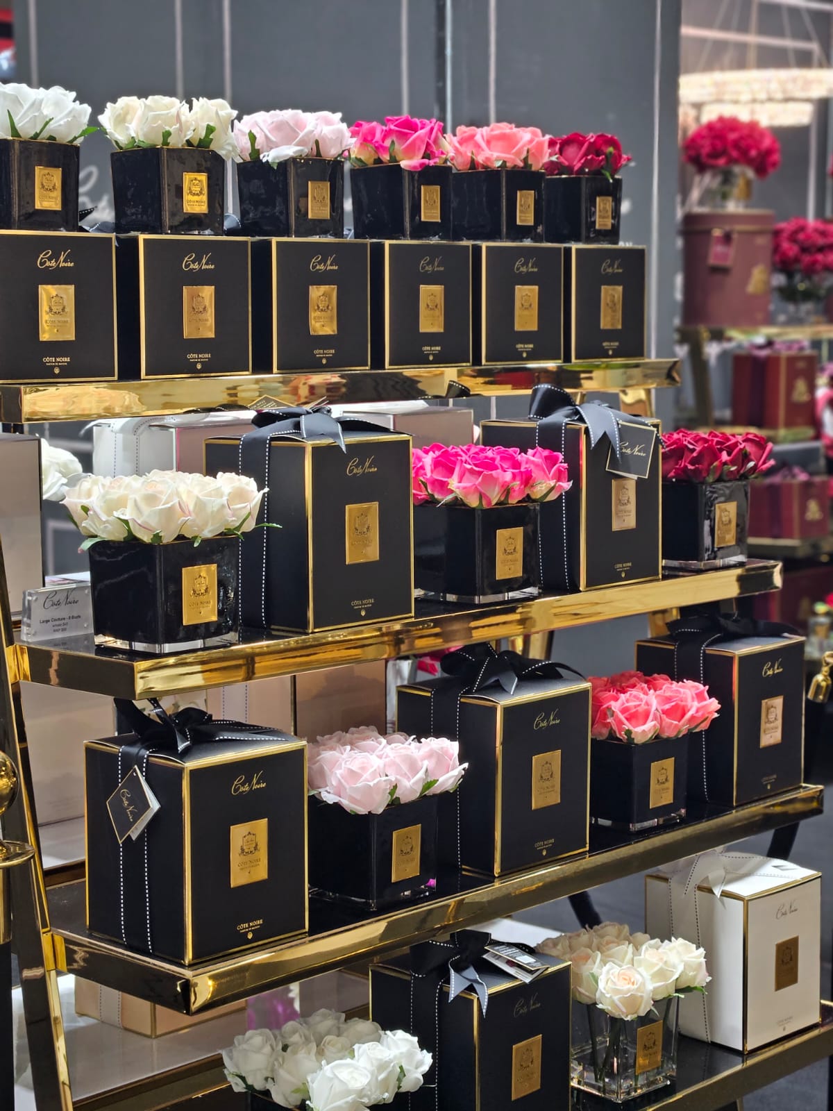 Cote Noire Couture 4 Rose Buds - Square Black Vase Gold & Red - SVB404